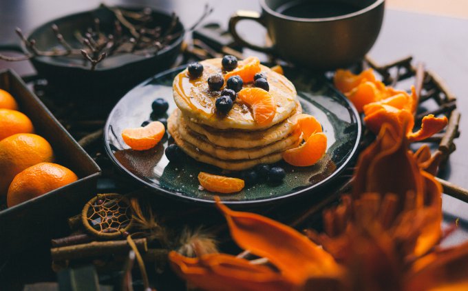 roślinne śniadanie - naleśniki z pomarańczą i czekoladą